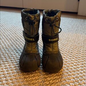 Kids Sorel Flurry boot. Size 11 Green Camo